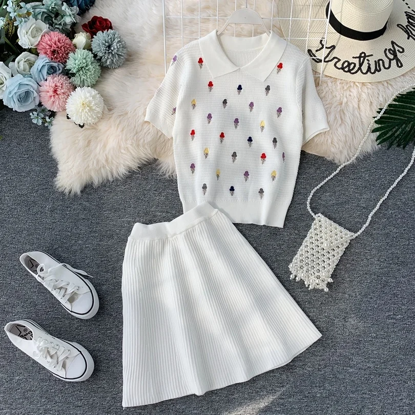 Taotrees Sweet Flower Embroidered Top High Waist Skirt Sets Lapels Knitted 2pcs Suits Elegant Suit
Taotrees Sweet Flower Embroidered Top High Waist Skirt Sets Lapels Knitted 2pcs Suits Elegant Suit