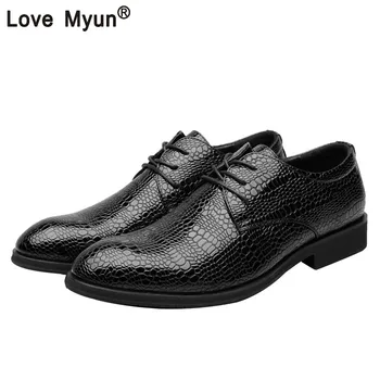 Men leather shoes fashion black wedding shoes Pointed toe dress shoes patent leather business shoe men flats size
Men leather shoes fashion black wedding shoes Pointed toe dress shoes patent leather business shoe men flats size