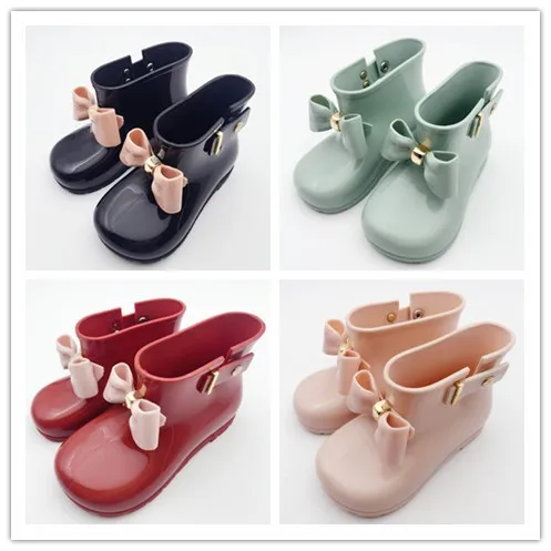 Mini cream smell girls rain Boots baby todder 1-8years Bow adorable girls fashion boots non slip water shoes Sapato
Mini cream smell girls rain Boots baby todder 1-8years Bow adorable girls fashion boots non slip water shoes Sapato