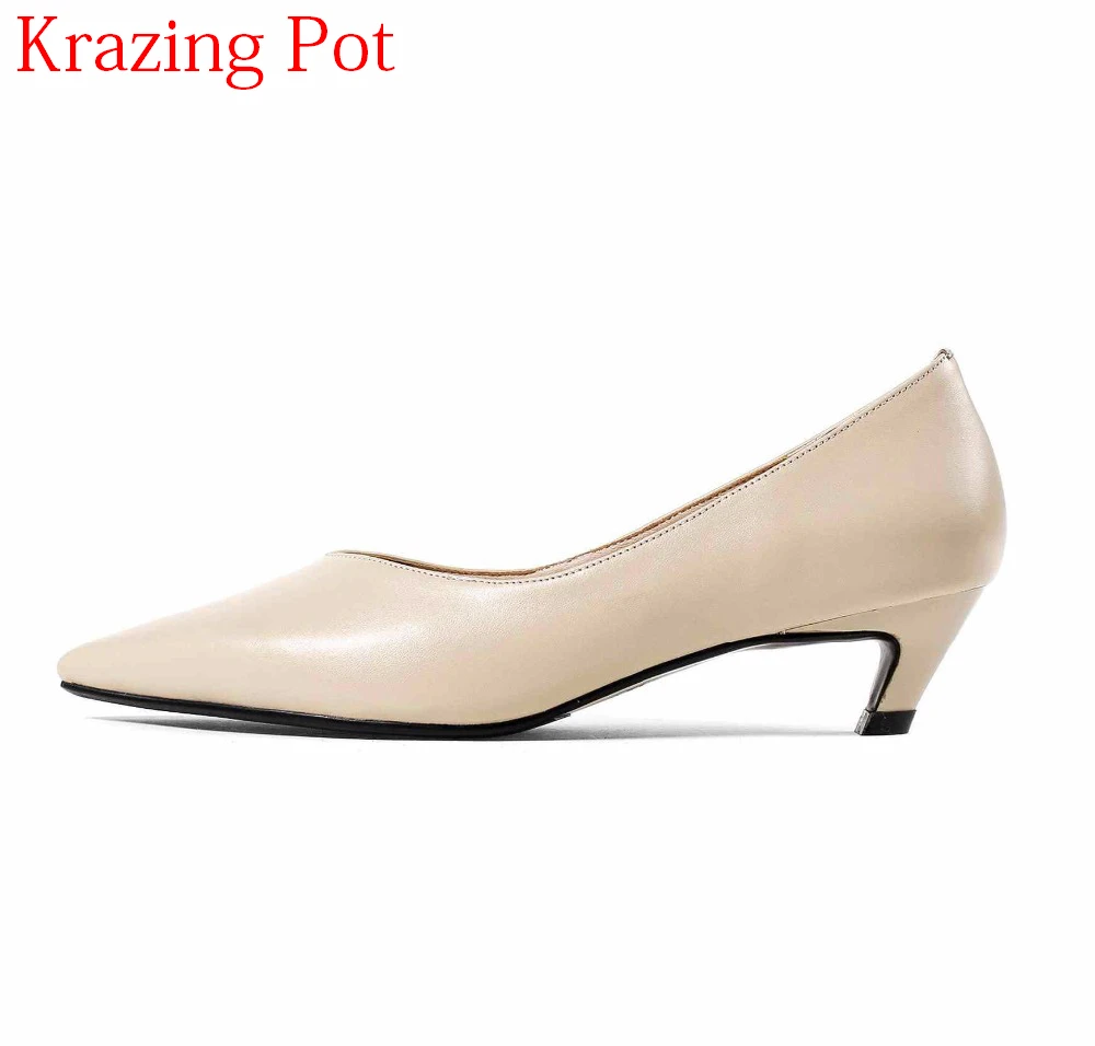 2018 Shoes Woman Genuine Leather Pointed Toe Wedding Shoes Office Lady Sweet Stiletto Med Heel Simple Style Nude Women Pumps L27
2018 Shoes Woman Genuine Leather Pointed Toe Wedding Shoes Office Lady Sweet Stiletto Med Heel Simple Style Nude Women Pumps L27