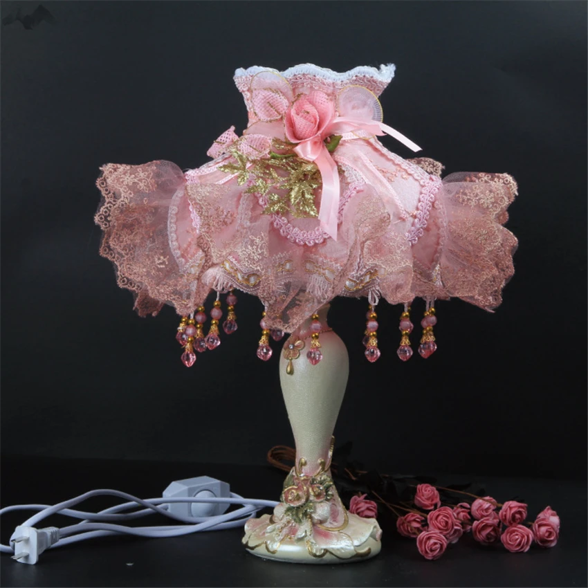 JW European Style Exquisite Romantic Table Lamps Lace Wedding Garden Lamp Cloth Korean Princess Bedside Lamp for Girl Bedroom
JW European Style Exquisite Romantic Table Lamps Lace Wedding Garden Lamp Cloth Korean Princess Bedside Lamp for Girl Bedroom