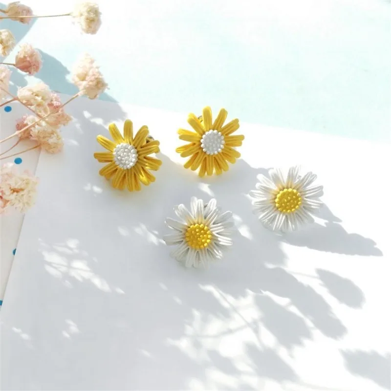 Korean Temperament Sweet White Yellow Daisy Metal Spray Paint Earrings Fashion Charm Student Earrings Female Trendy Jewelry Gift
Korean Temperament Sweet White Yellow Daisy Metal Spray Paint Earrings Fashion Charm Student Earrings Female Trendy Jewelry Gift