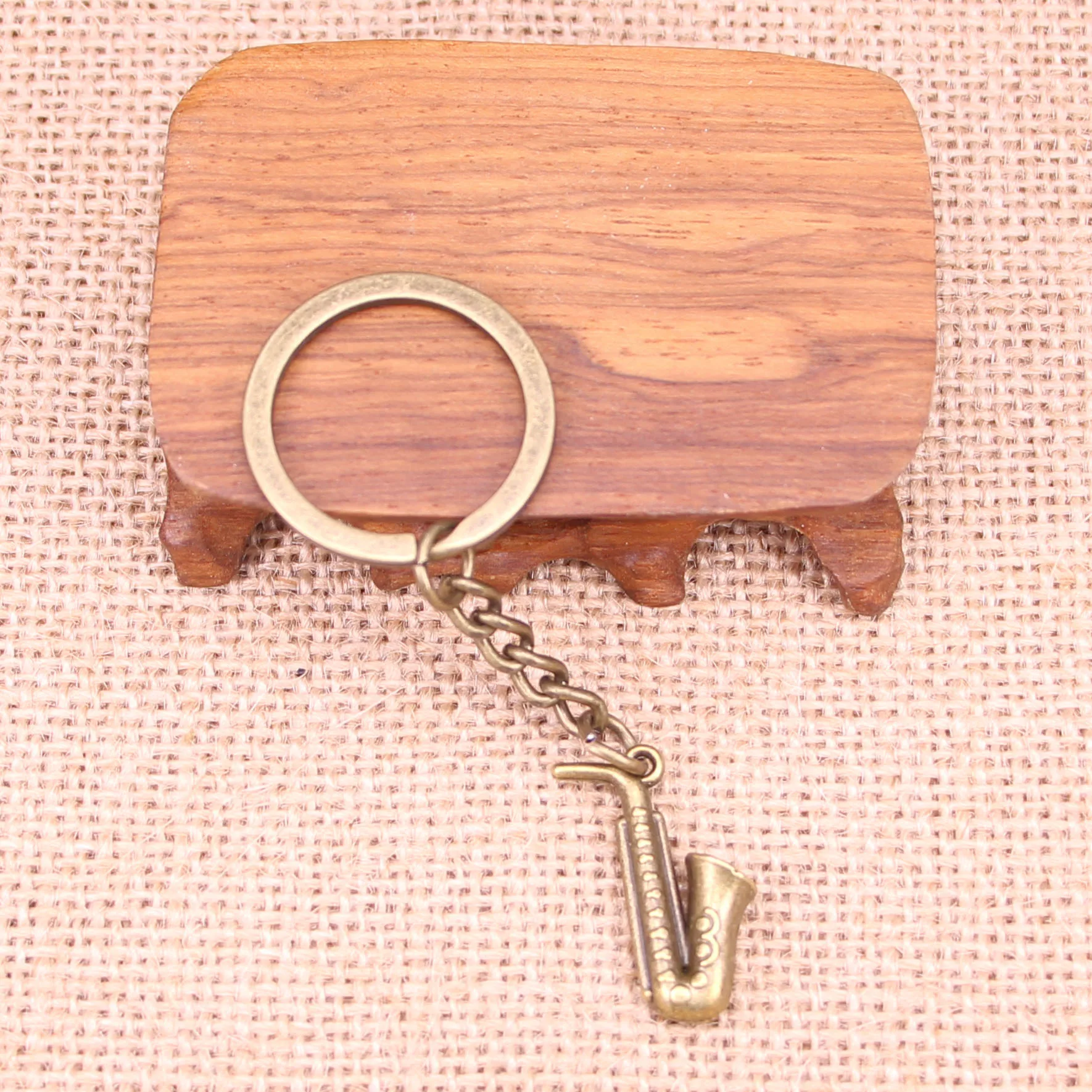 20pcs New Fashion Keychain 26x21mm horn saxophone Pendants DIY Men Jewelry Car Key Chain Ring Holder Souvenir For Gift
20pcs New Fashion Keychain 26x21mm horn saxophone Pendants DIY Men Jewelry Car Key Chain Ring Holder Souvenir For Gift