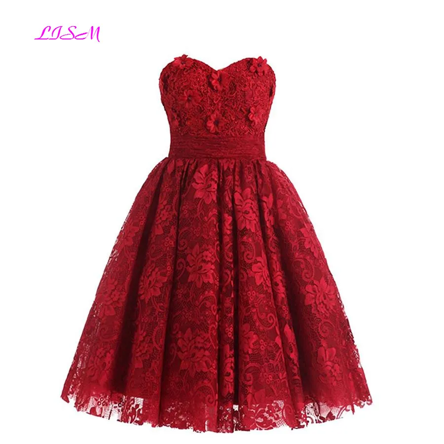 Red Sweetheart Lace Short Homecoming Dresses A Line Empire Tulle Pageant Dresses Lace up Back Mini Bridesmaid Gowns with Flowers
Red Sweetheart Lace Short Homecoming Dresses A Line Empire Tulle Pageant Dresses Lace up Back Mini Bridesmaid Gowns with Flowers