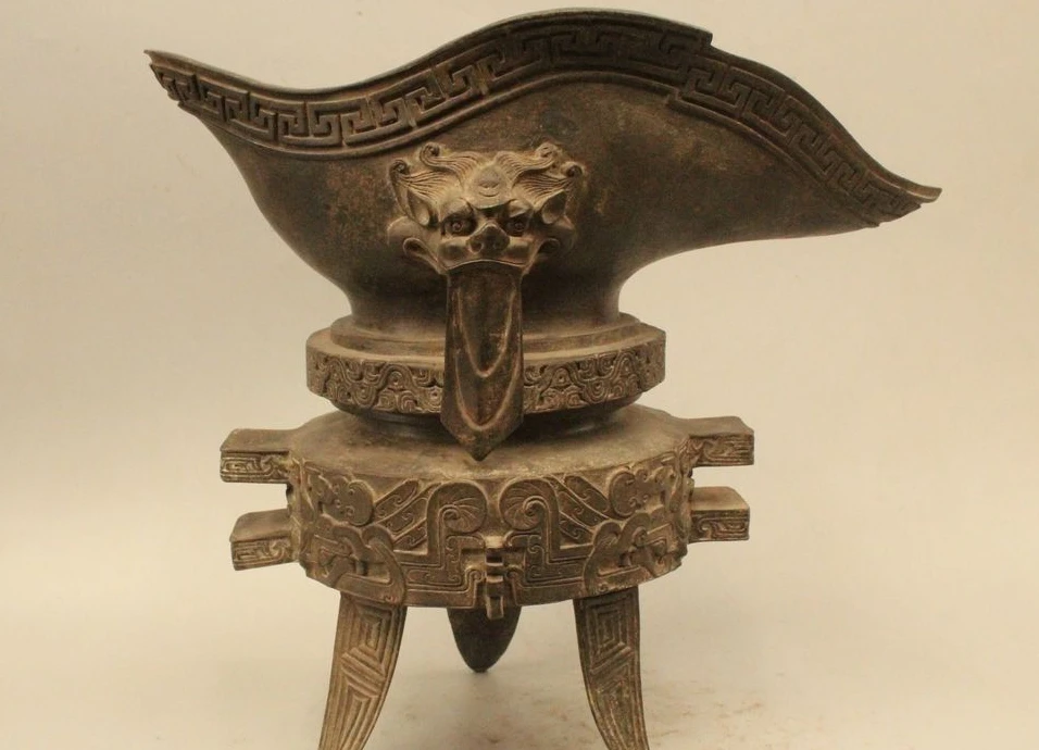 12"China Chinese Dynasty Palace Bronze emperor 3 Legs Dragon Head Wine Cup Goble
12"China Chinese Dynasty Palace Bronze emperor 3 Legs Dragon Head Wine Cup Goble