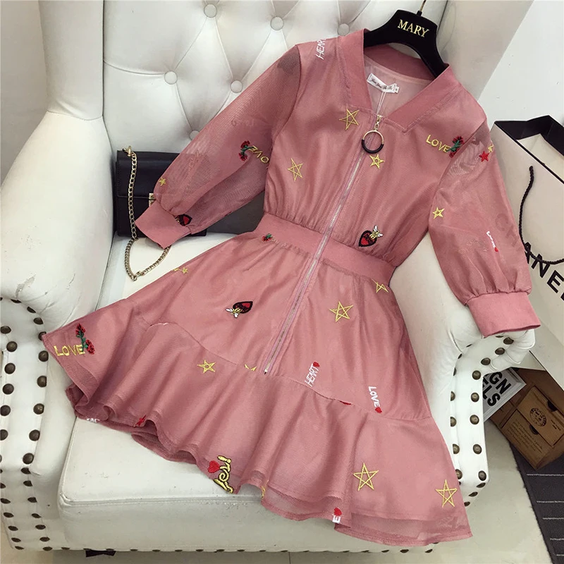 2019 New Summer European Pink Dress Women Spring Embroidery Kawaii Mini Mesh Dresses Runway Female Tulle Robe Vetement Femme
2019 New Summer European Pink Dress Women Spring Embroidery Kawaii Mini Mesh Dresses Runway Female Tulle Robe Vetement Femme