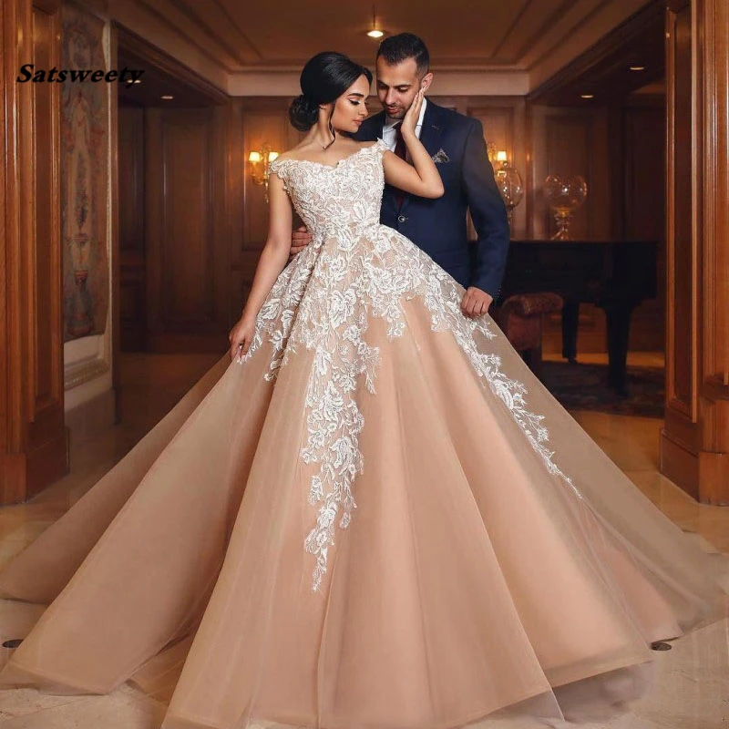 Elegant Lace Ball Gown Evening Dress Off The Shoulder Appliques Lace Tulle Satin Saudi Arabic Prom Gowns Formal Party Dresses
Elegant Lace Ball Gown Evening Dress Off The Shoulder Appliques Lace Tulle Satin Saudi Arabic Prom Gowns Formal Party Dresses
