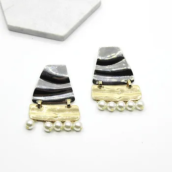 The new simple metal sheet wavy earrings fashion temperament pearl earrings earrings female 092
The new simple metal sheet wavy earrings fashion temperament pearl earrings earrings female 092