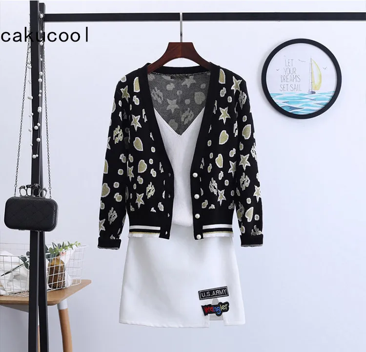 Cakucool New Women Korean Knit Cardigans Autumn Gold Lurex Heart Embroid Jumpers Sweet Slim Open Stitch Coat Women Clothing
Cakucool New Women Korean Knit Cardigans Autumn Gold Lurex Heart Embroid Jumpers Sweet Slim Open Stitch Coat Women Clothing