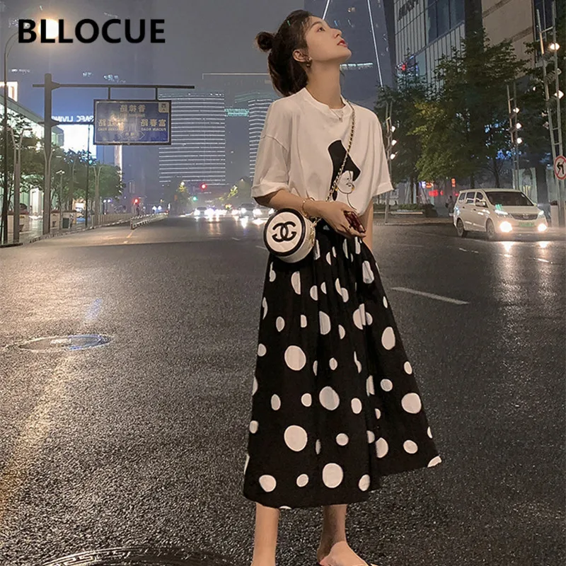 BLLOCUE Fashion Two Piece Set 2019 New Cotton White Character T-Shirt Irregular Temperament Big Wave Point Big Swing Skirt Set
BLLOCUE Fashion Two Piece Set 2019 New Cotton White Character T-Shirt Irregular Temperament Big Wave Point Big Swing Skirt Set