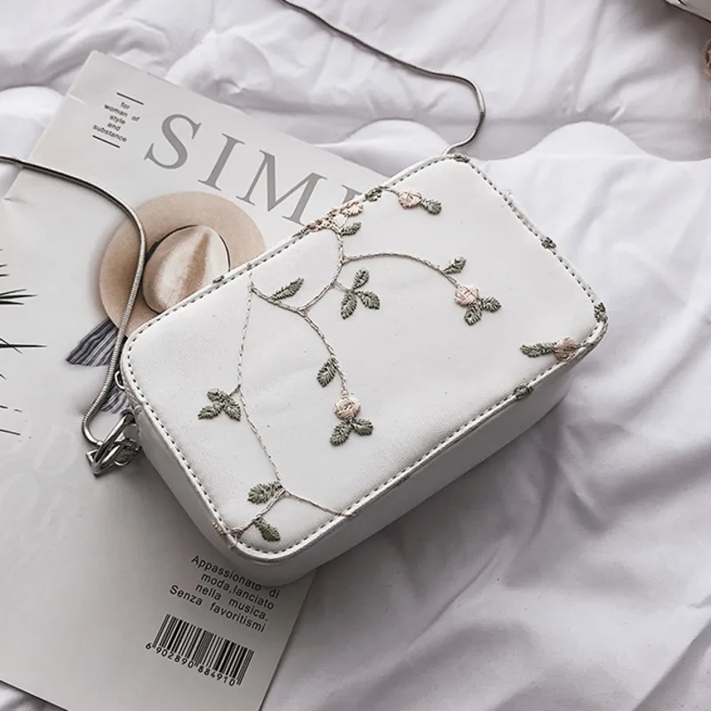 Female Embroidery Flowers Crossbody Bags For Women 2019 Quality Leather Luxury Handbags Designer Ladies Shoulder Messenger Bag 
Female Embroidery Flowers Crossbody Bags For Women 2019 Quality Leather Luxury Handbags Designer Ladies Shoulder Messenger Bag