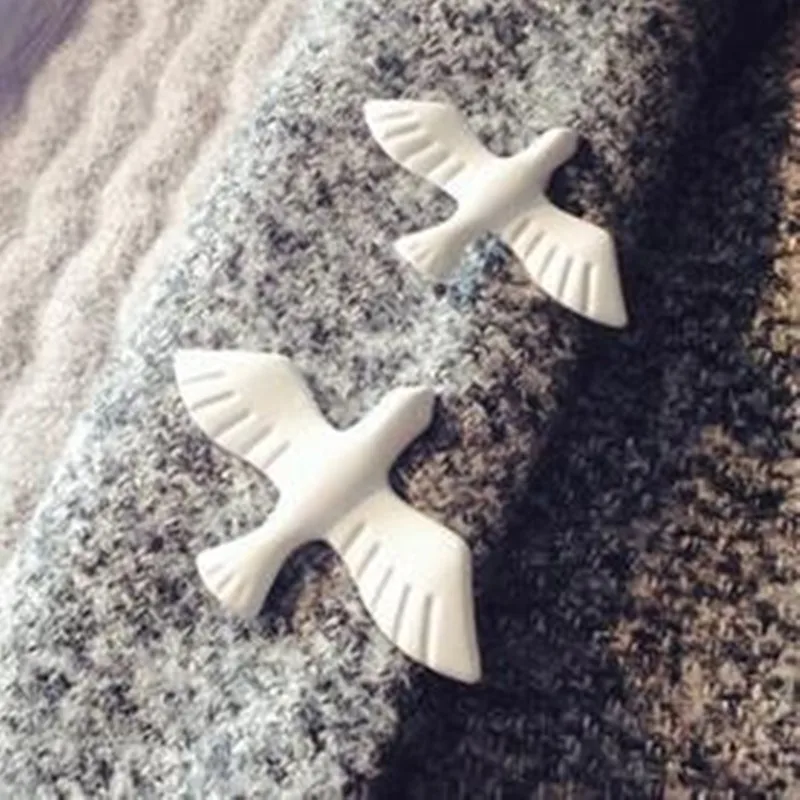 1pcs Chinese fashion jewelry hot retro simple white pigeon brooch, exquisite little animal collar, male and female jewelry whole
1pcs Chinese fashion jewelry hot retro simple white pigeon brooch, exquisite little animal collar, male and female jewelry whole