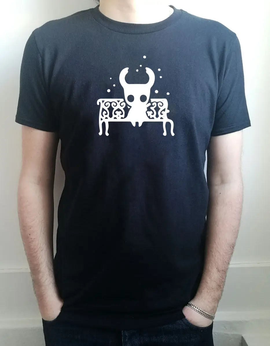 Hollow Knight resting on a bench indie gaming Men's T-shirt Cartoon t shirt men Unisex New Fashion tshirt free shipping
Hollow Knight resting on a bench indie gaming Men's T-shirt Cartoon t shirt men Unisex New Fashion tshirt free shipping