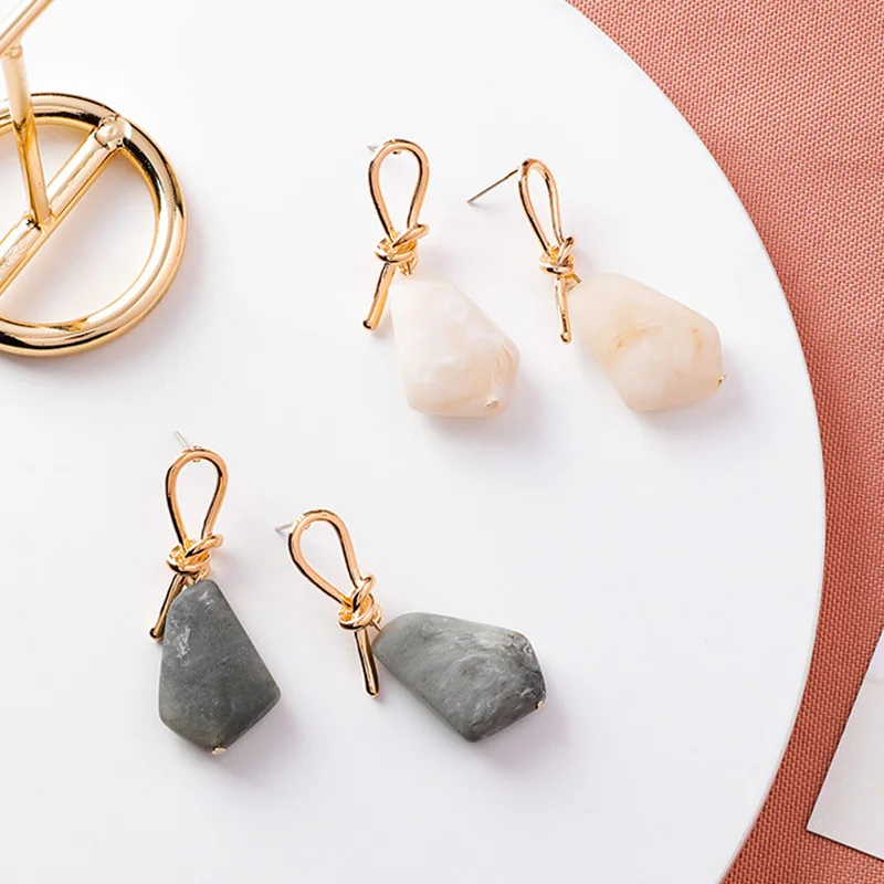 2019 Summer Fresh Gold Knot White Gray Irregular Stone Drop Earrings For Women Anti-allergy S925 Pin Stone Earring Jewelry Gift
2019 Summer Fresh Gold Knot White Gray Irregular Stone Drop Earrings For Women Anti-allergy S925 Pin Stone Earring Jewelry Gift