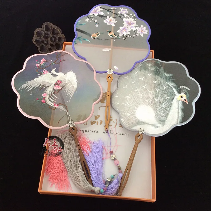 Suzhou embroidery pure manual fan embroidery 19*19cm with base support fan double sided embroidery finished Chinese style gifts
Suzhou embroidery pure manual fan embroidery 19*19cm with base support fan double sided embroidery finished Chinese style gifts