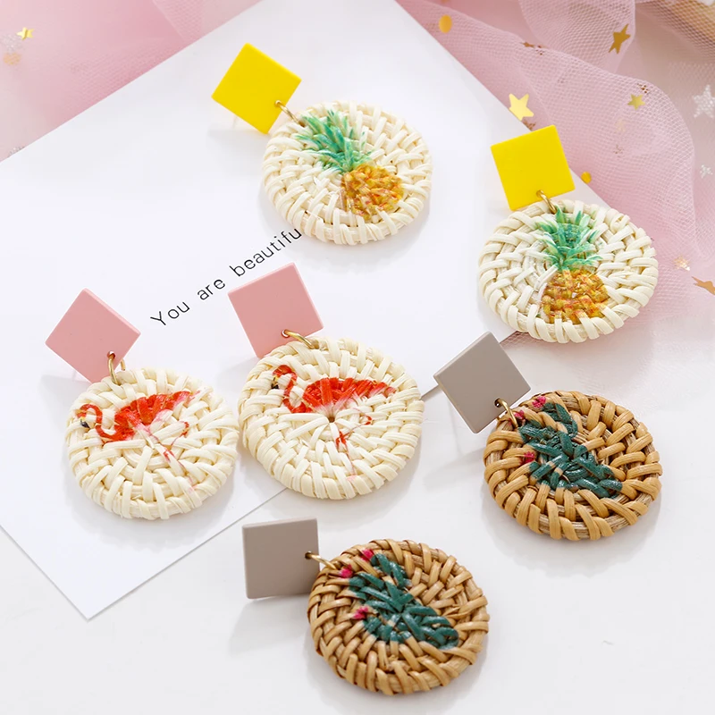 AENSOA Handmade Print Rattan Braid Earrings For Women Trendy Natural Cactus Flamingo Pineapple Round Straw Weave Drop Earrings
AENSOA Handmade Print Rattan Braid Earrings For Women Trendy Natural Cactus Flamingo Pineapple Round Straw Weave Drop Earrings