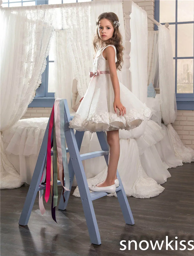 2019 white vintage communion dress draped with flower bow knee-length cute prom dress for kids glitz flower girl dresses
2019 white vintage communion dress draped with flower bow knee-length cute prom dress for kids glitz flower girl dresses