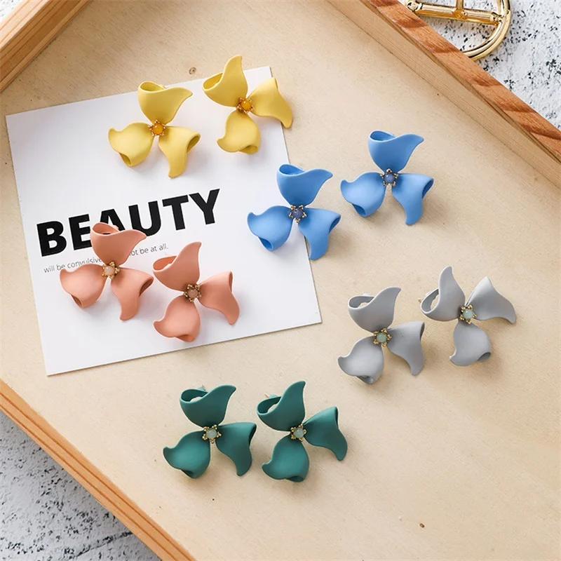 Korean Fashion Paint pink Flower petals Painted Earrings New Bohemian wedding party metal flowers women earrings jewelry female
Korean Fashion Paint pink Flower petals Painted Earrings New Bohemian wedding party metal flowers women earrings jewelry female