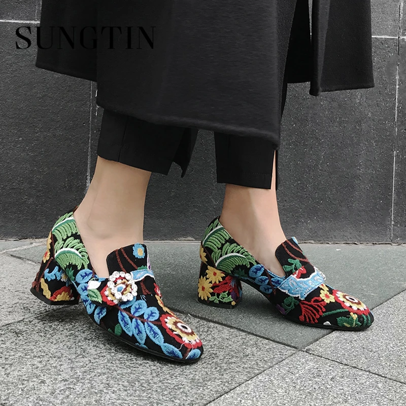 Sungtin Spring Autumn New Women Vintage Party Pumps Crystal Floral Embroidery Mid Heel Shoes Casual Flock Plus Size Ladies Shoes
Sungtin Spring Autumn New Women Vintage Party Pumps Crystal Floral Embroidery Mid Heel Shoes Casual Flock Plus Size Ladies Shoes