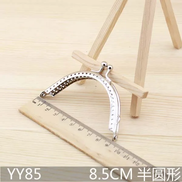 20pcs coin purse frames 8.5cm silver purse metal frame kiss clasp DIY bag clutch Accessories sewing bag handle freeship KJ01
20pcs coin purse frames 8.5cm silver purse metal frame kiss clasp DIY bag clutch Accessories sewing bag handle freeship KJ01
