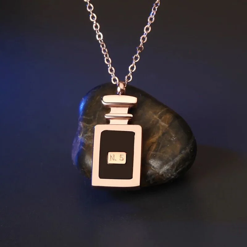 Rose Gold Titanium Steel No.5 Perfume Bottle Necklace Women Black Enamel Chain Pendants Necklaces Wedding Party Gifts Z074
Rose Gold Titanium Steel No.5 Perfume Bottle Necklace Women Black Enamel Chain Pendants Necklaces Wedding Party Gifts Z074