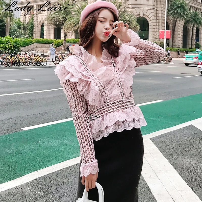 2019 Spring HIGH QUALITY New Fashion Runway Designer Blouse Tops Women's V-neck Mesh Lace Hollow Out Ruffle Blouse
2019 Spring HIGH QUALITY New Fashion Runway Designer Blouse Tops Women's V-neck Mesh Lace Hollow Out Ruffle Blouse