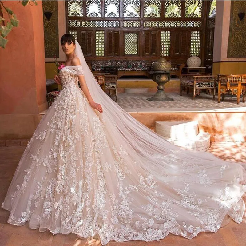 Платье свадебное кружевное с цветочной аппликацией и шлейфом | Женская одежда