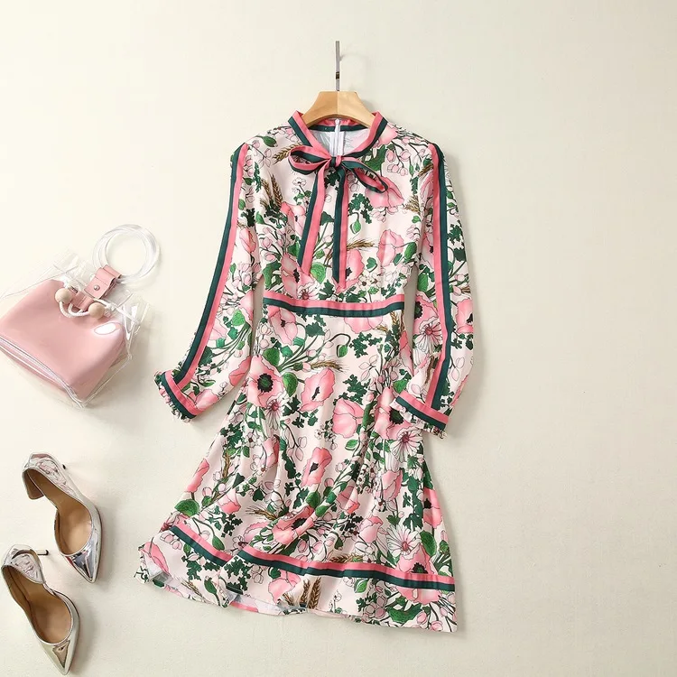 High Quality Floral Print Dress Women 2019 Summer New Fashion Full Sleeve Ruffles Bow Collar Runway Vintage Mini Dress
High Quality Floral Print Dress Women 2019 Summer New Fashion Full Sleeve Ruffles Bow Collar Runway Vintage Mini Dress
