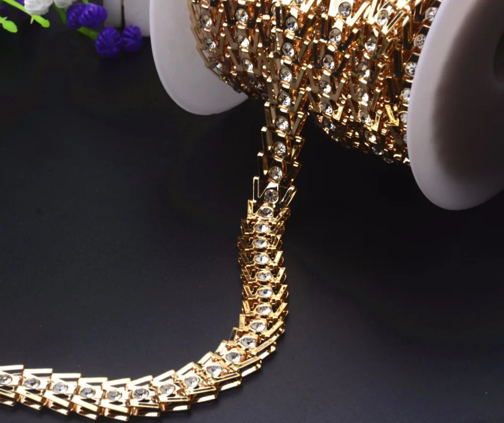1yards 12mm crystal close sew on rhinestone Waist chain gold metal chain Collar sewing rhinestone trimming for bag clothing
1yards 12mm crystal close sew on rhinestone Waist chain gold metal chain Collar sewing rhinestone trimming for bag clothing
