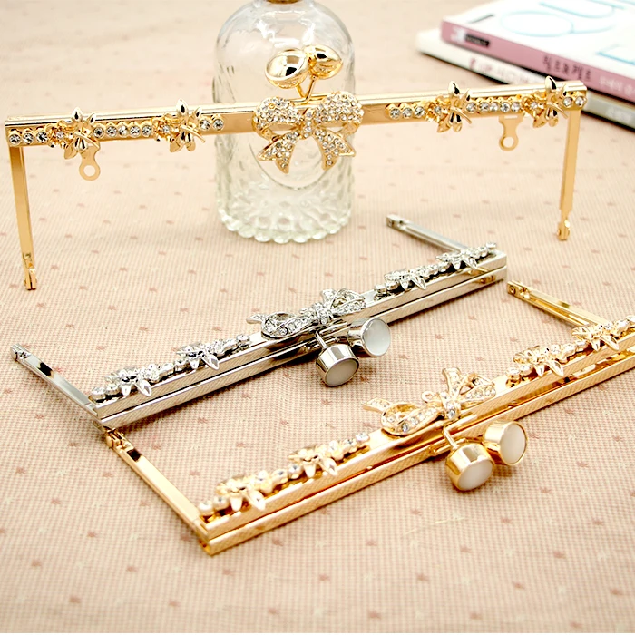20 CmDiamond Bow Hardware Parts TOP Quality 3 Colors Metal Purse Frame,Ladies Bags Small Handbag Kiss Lock Frames Purse Frame
20 CmDiamond Bow Hardware Parts TOP Quality 3 Colors Metal Purse Frame,Ladies Bags Small Handbag Kiss Lock Frames Purse Frame