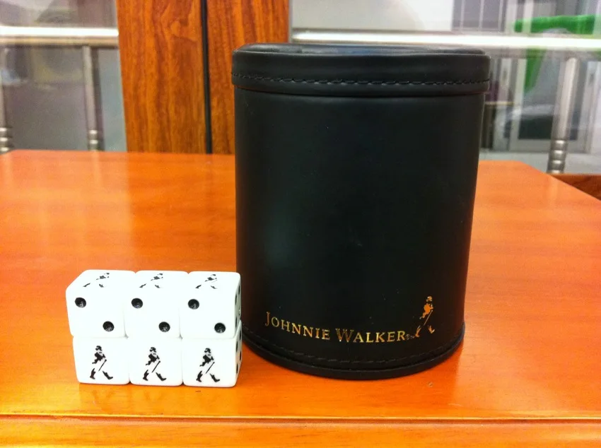 Whisky Johnnie Walker high quality leather Dice cup Shake cup box with 6pcs 12mm dices GYH
Whisky Johnnie Walker high quality leather Dice cup Shake cup box with 6pcs 12mm dices GYH