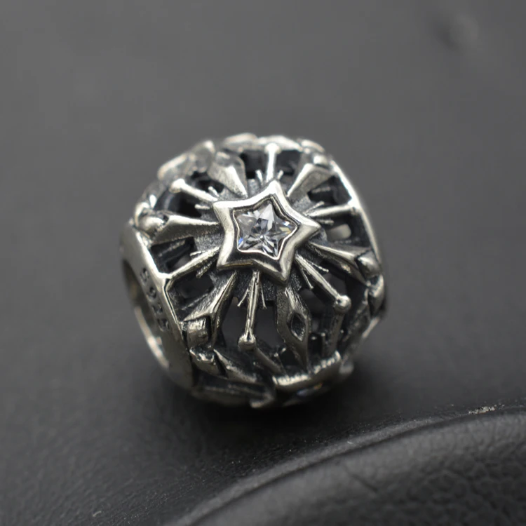 Creative new European and American silver bracelet jewelry hollow process inlaid with white zircon silver jewelry beads
Creative new European and American silver bracelet jewelry hollow process inlaid with white zircon silver jewelry beads