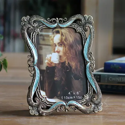 Creative metal photo frame European minimalist retro photo frame innovation horizontal and vertical home luxury photo frame
Creative metal photo frame European minimalist retro photo frame innovation horizontal and vertical home luxury photo frame