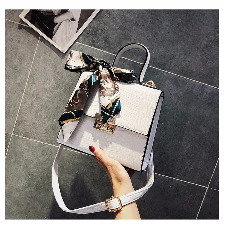 2019 fashion ladies square with drawstring handbag high-grade PU leather ladies buckle single shoulder Messenger bag
2019 fashion ladies square with drawstring handbag high-grade PU leather ladies buckle single shoulder Messenger bag