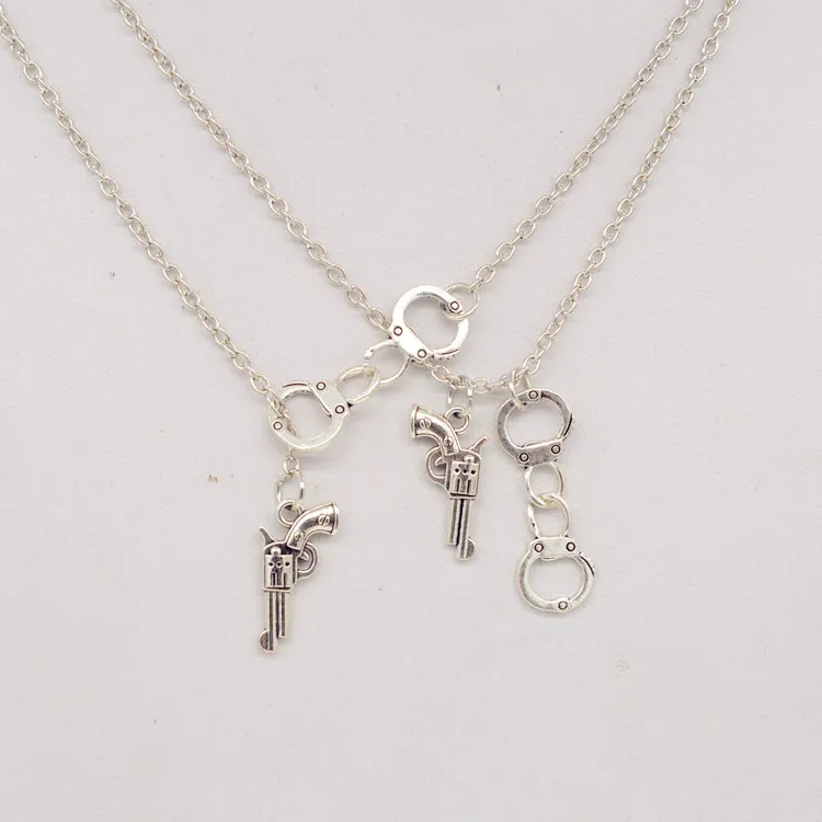 New Europe United States Popular Hot Selling Ancient Silver Pistol Handcuffs Combination Couple Necklace Men Women Jewelry Gifts
New Europe United States Popular Hot Selling Ancient Silver Pistol Handcuffs Combination Couple Necklace Men Women Jewelry Gifts