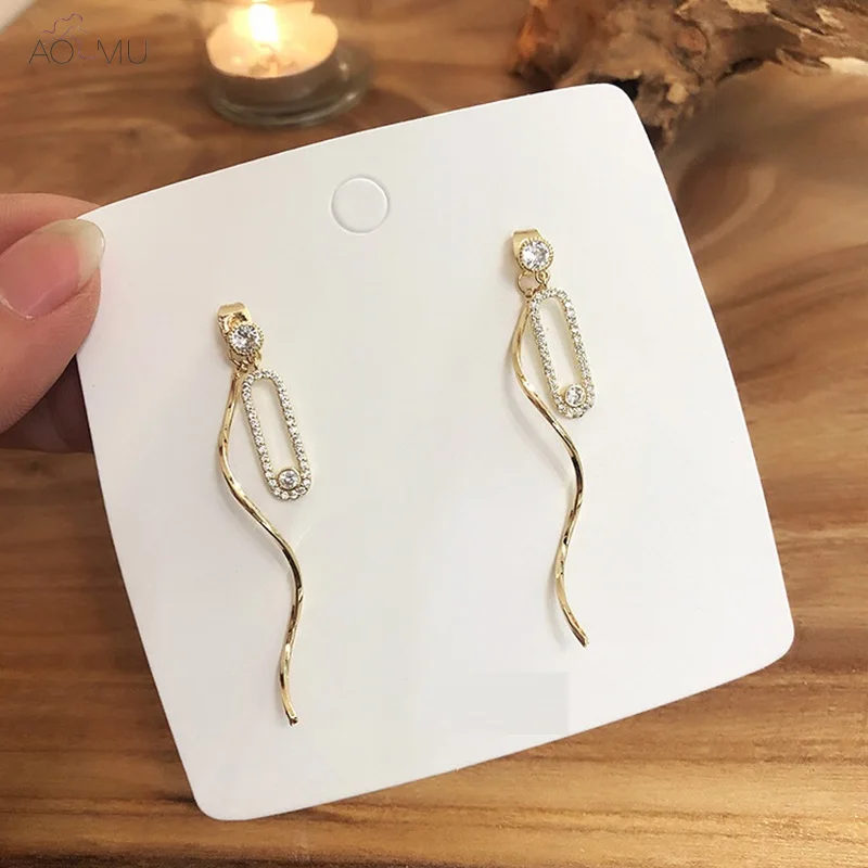 AOMU 2019 Vintage Metal Gold Wave Line Irregular Curve Crystal Hollow Zircon Pin Drop Dangle Earrings for Women Party Jewelry
AOMU 2019 Vintage Metal Gold Wave Line Irregular Curve Crystal Hollow Zircon Pin Drop Dangle Earrings for Women Party Jewelry