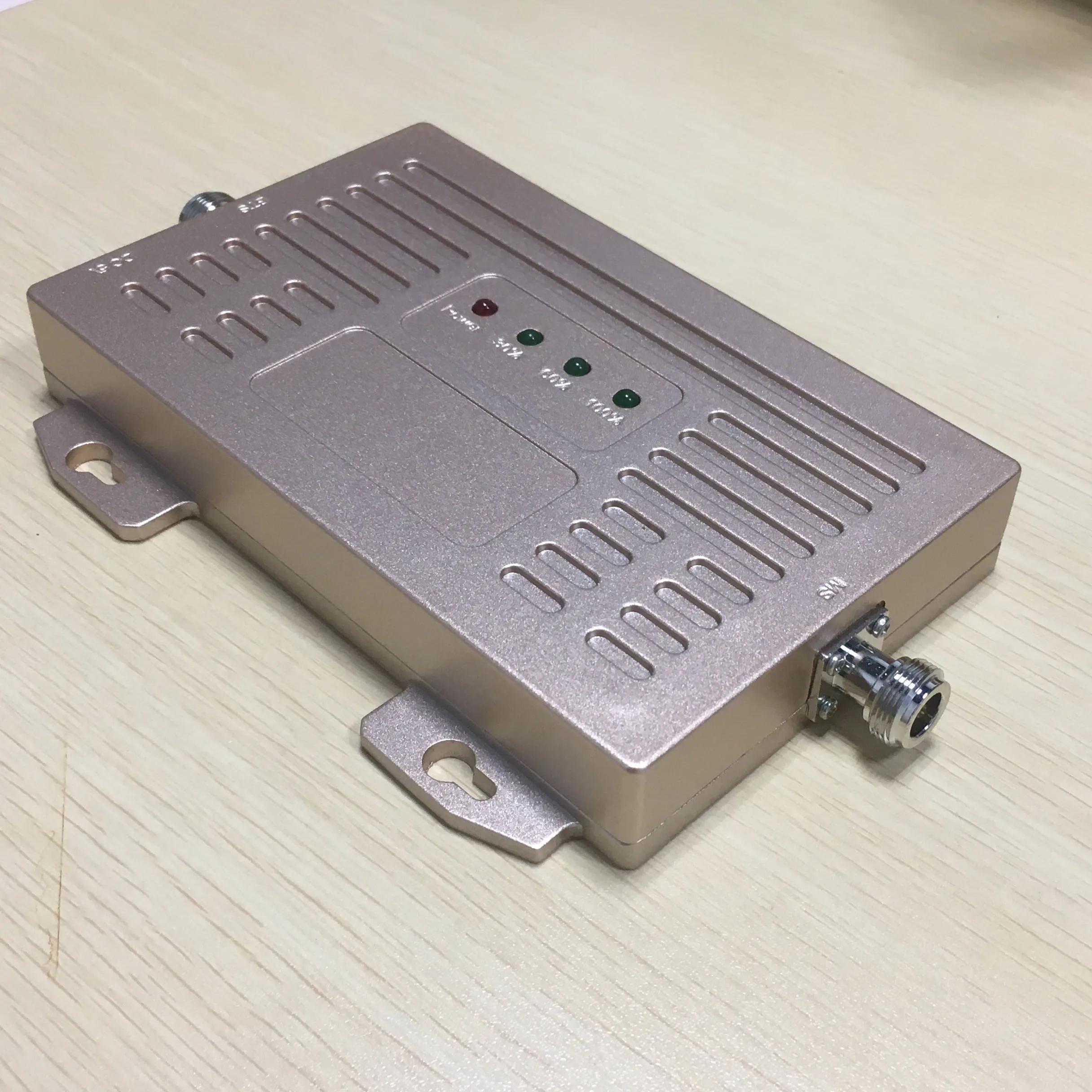 high Power 1W 75dB 850 Repeater GSM CDMA 850MHz 2G 3G 4G UMTS LTE repeater Mobile/cell Phone Repeater Signal Booster Amplifier
high Power 1W 75dB 850 Repeater GSM CDMA 850MHz 2G 3G 4G UMTS LTE repeater Mobile/cell Phone Repeater Signal Booster Amplifier