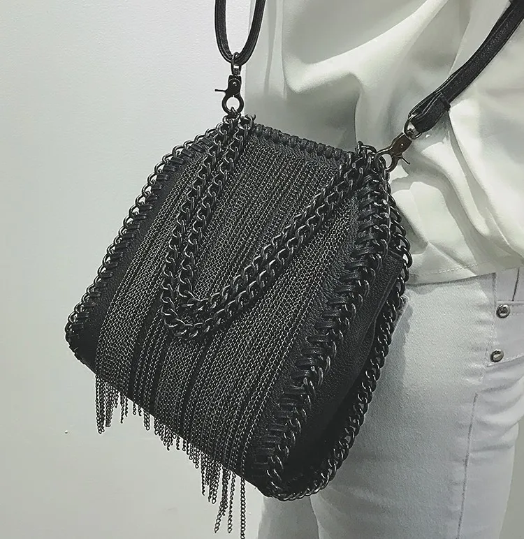 2018 miwind versatile rock Punk style Chains Tassels bag women bucket The single shoulder bag party use vintage fashion
2018 miwind versatile rock Punk style Chains Tassels bag women bucket The single shoulder bag party use vintage fashion