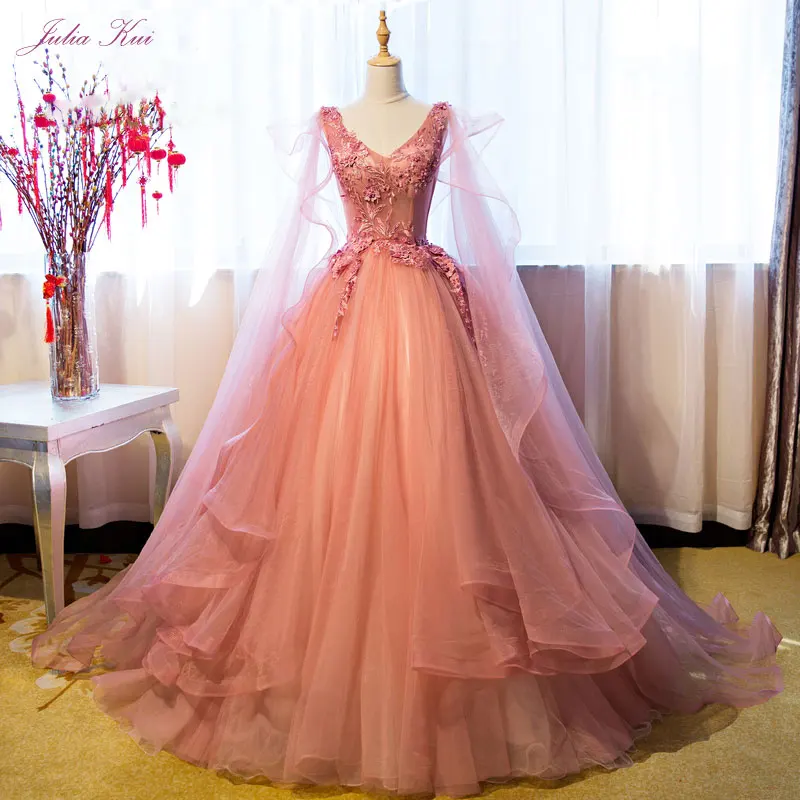 Julia Kui Vintage Organza V-Neck Ball Gown Quinceanera Dresses Beading Pearls Appliques Elegant Formal Dresses Lace Up Customize
Julia Kui Vintage Organza V-Neck Ball Gown Quinceanera Dresses Beading Pearls Appliques Elegant Formal Dresses Lace Up Customize