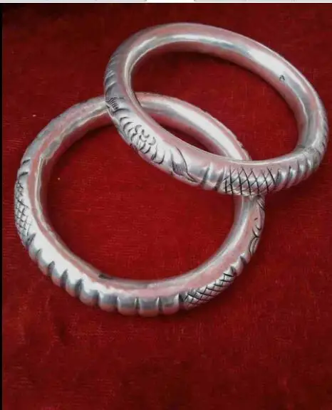 Miao minority personality jewelry handmade Miao silver bracelet traditional old craft hollow big Bracelet
Miao minority personality jewelry handmade Miao silver bracelet traditional old craft hollow big Bracelet