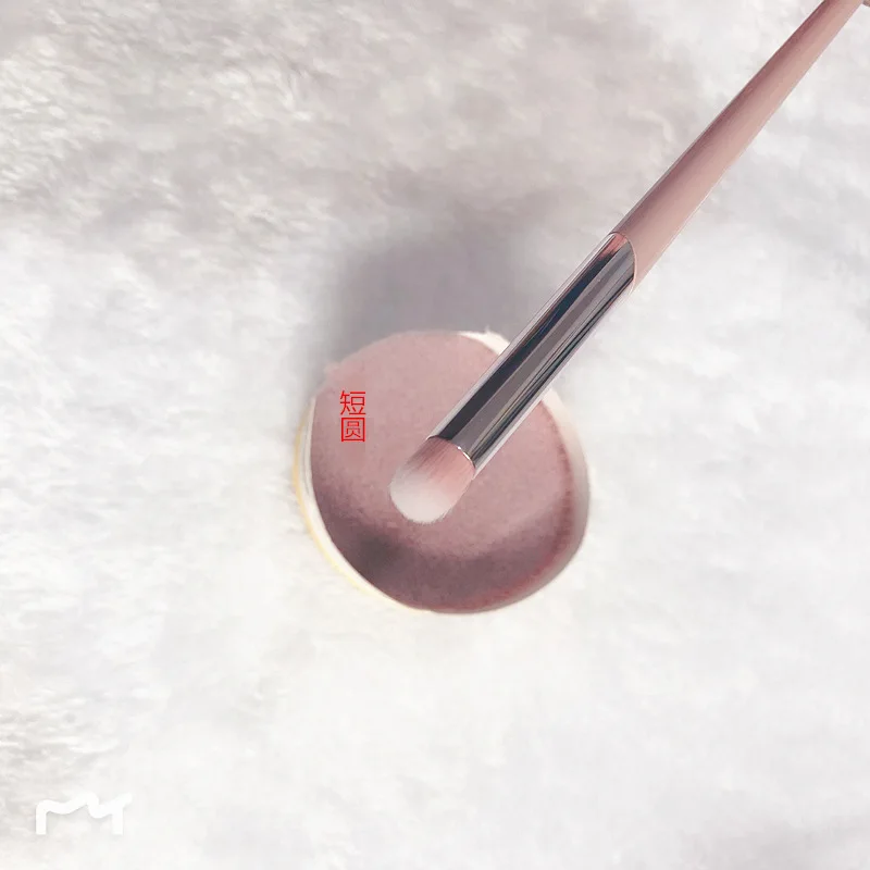 1pcs Magic wand Cosme Pink white irregular small short round makeup brush shadow brush socket brush nose shadow brush
1pcs Magic wand Cosme Pink white irregular small short round makeup brush shadow brush socket brush nose shadow brush