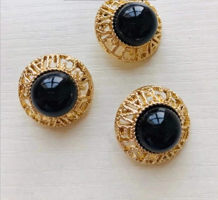 1lot=5 pieces Clothing accessories High-quality Decorative buttons, suit ,sweater, coat Crowne metal buttons SIZE:25mm 
1lot=5 pieces Clothing accessories High-quality Decorative buttons, suit ,sweater, coat Crowne metal buttons SIZE:25mm