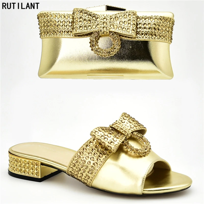 Fashion Women Shoes and Bag Set In Italy Matching Shoes and Bag Set Decorated with Rhinestone Nigerian Shoes and Matching Bags 
Fashion Women Shoes and Bag Set In Italy Matching Shoes and Bag Set Decorated with Rhinestone Nigerian Shoes and Matching Bags