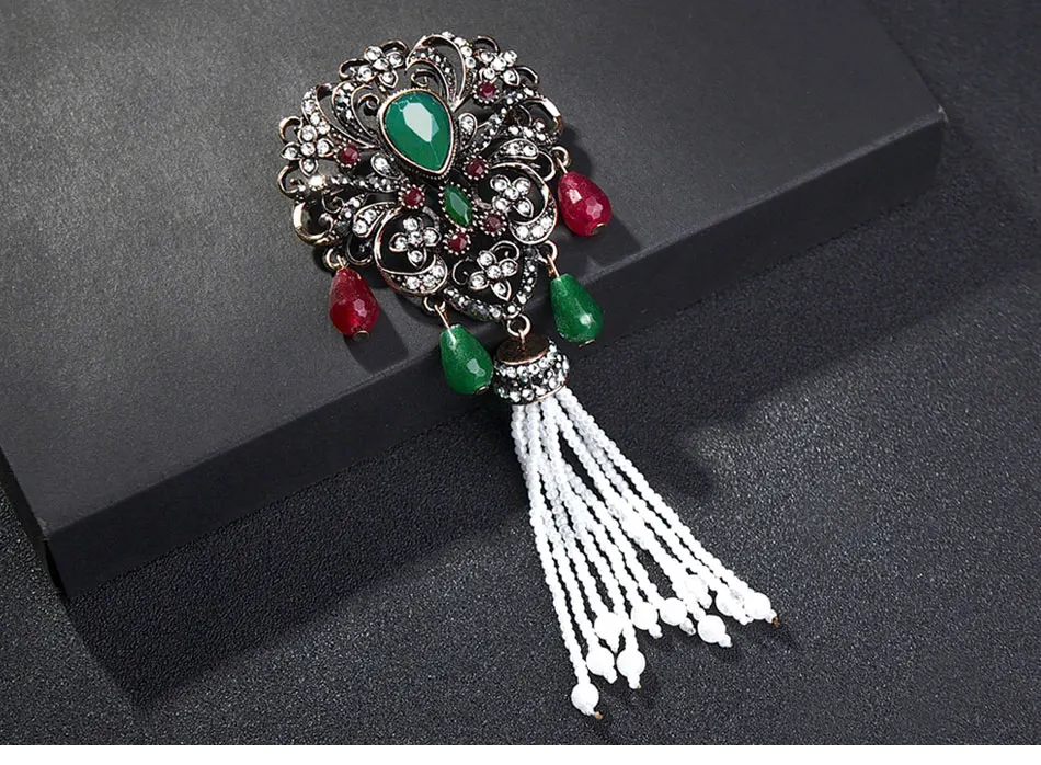 vintage-green-brooch-with-tassel-pendant_02