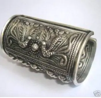 Asian China Handcrafted Superb Jewelry flower carved tibetan miao silver dragons Phoenix bracelet Bangle shipping fastR
Asian China Handcrafted Superb Jewelry flower carved tibetan miao silver dragons Phoenix bracelet Bangle shipping fastR