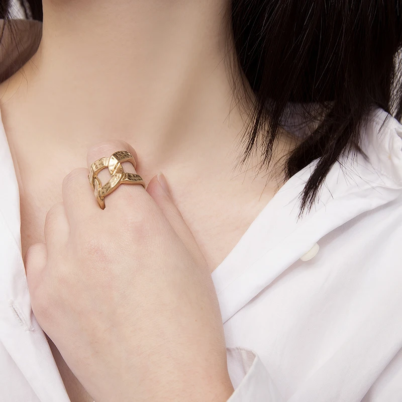 8Seasons Vintage Women Gold/Silver Square Pockmark Chain Exaggerated Geometric Ring Punk Style Rings Party Club Fashion Jewelry
8Seasons Vintage Women Gold/Silver Square Pockmark Chain Exaggerated Geometric Ring Punk Style Rings Party Club Fashion Jewelry