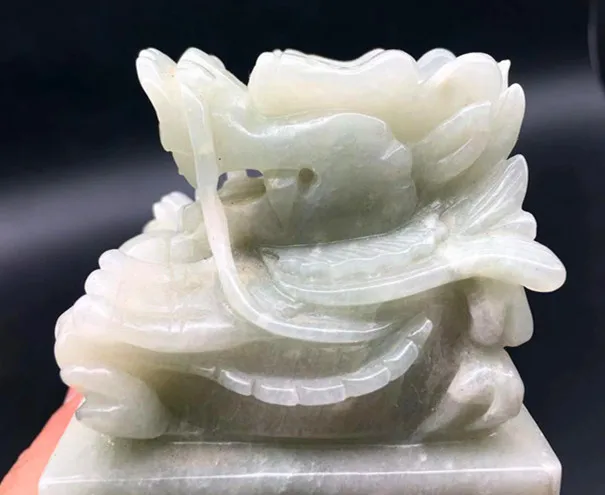 Natural quartz crystal and jade carving dragon seal (Chinese jade seal) home decoration
Natural quartz crystal and jade carving dragon seal (Chinese jade seal) home decoration