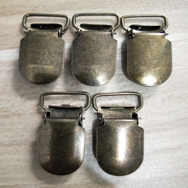 Baby Round Metal Pacifier Clip Suspender Pica Holders Clips Antique Bronze Garment Accessories 100 pcs/lot
Baby Round Metal Pacifier Clip Suspender Pica Holders Clips Antique Bronze Garment Accessories 100 pcs/lot