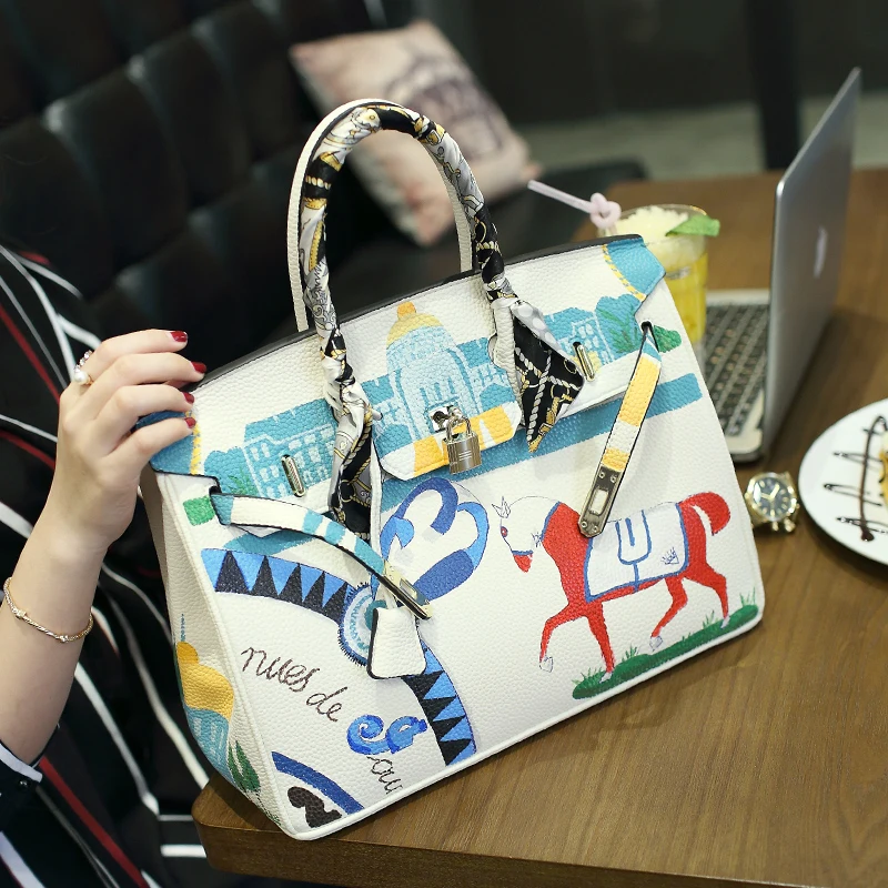2017new Year's gift designer Original hand-painted package Personality spoof Graffiti horse Platinum Package35CM white large bag 
2017new Year's gift designer Original hand-painted package Personality spoof Graffiti horse Platinum Package35CM white large bag
