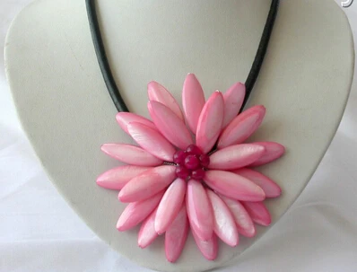 Jewelr 004767 stunning baroque freshwater cultured pearl shell flower leather necklace
Jewelr 004767 stunning baroque freshwater cultured pearl shell flower leather necklace